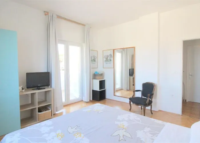 Tamaris, 600 M From The Novigrad Istria