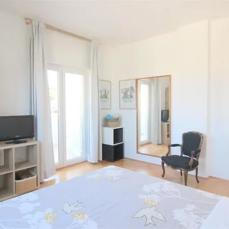 Tamaris, 600 M From The Novigrad Istria