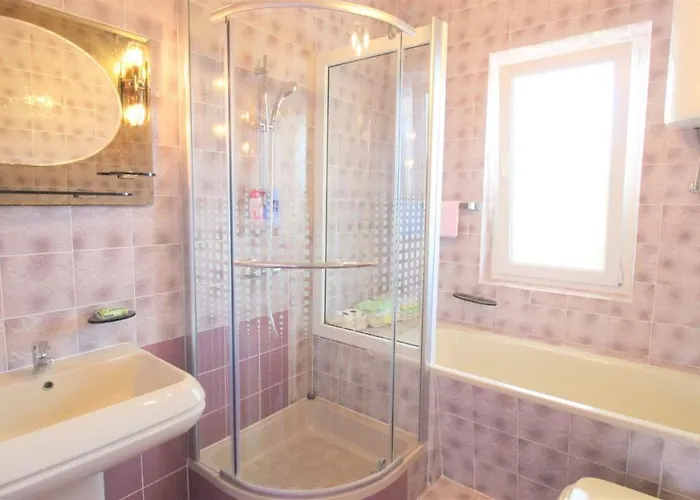 Tamaris, 600 M From The Novigrad Istria